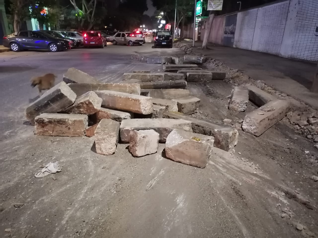 مخلفات هدم الأرصفة تغلق شارع الثورة بالجيزة (2)