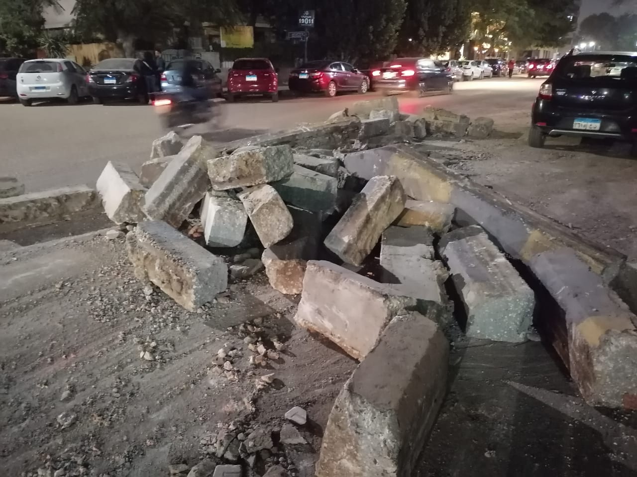 مخلفات هدم الأرصفة تغلق شارع الثورة بالجيزة (8)