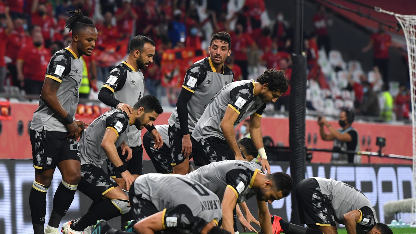 لاعبو الأهلي يسجدون بعد هدف الشحات