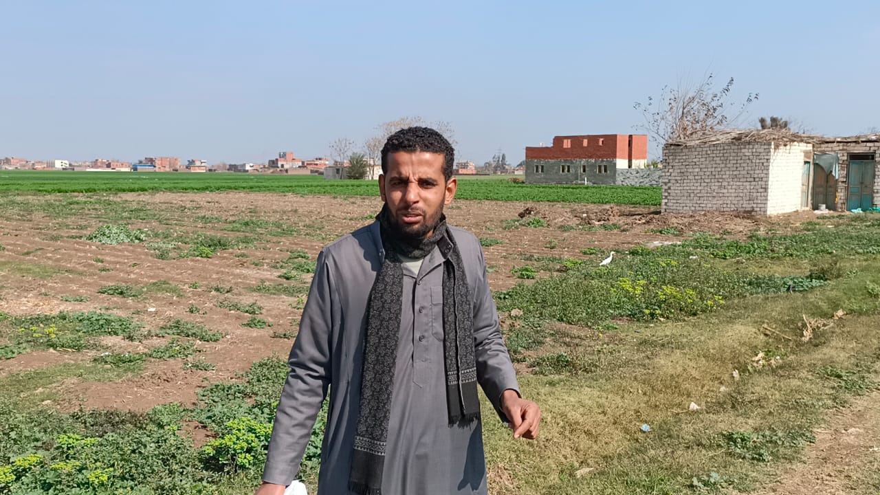مواطنون يستغيثون لمنع دخول الآلات الزراعية  (7)