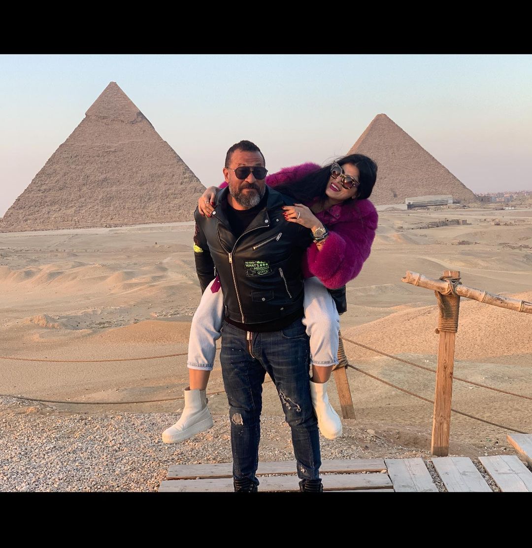ماجد المصرى وزوجته رانيا أبو النصر فى الأهرامات (3)