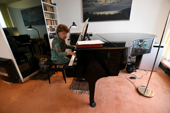 ماز تعزف على البيانو في منزلها في باريس