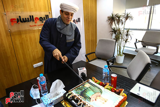نقيب المنشدين يحتفل بعيد ميلاده داخل مؤسسة اليوم السابع