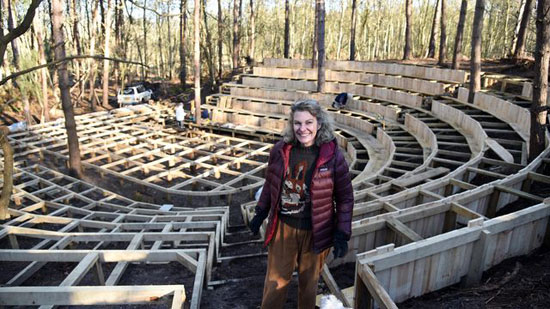 ليندي أوهير التي تمتلك المسرح الجديد في الغابة