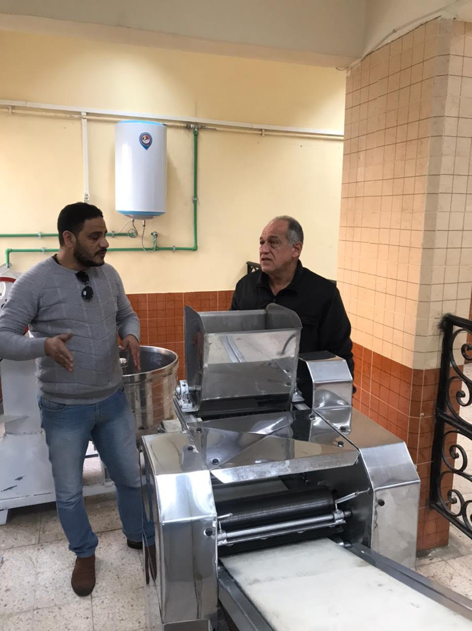 د.جلال سالم نائب رئيس الجامعة لشئون التعليم والطلاب يتابع  المخبز الآلى  بالمدينة الجامعية ببورسعيد