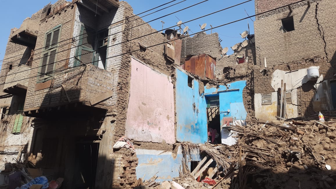 السكرتير المساعد لسوهاج يتفقد موقع حادث انهيار منزل  (4)