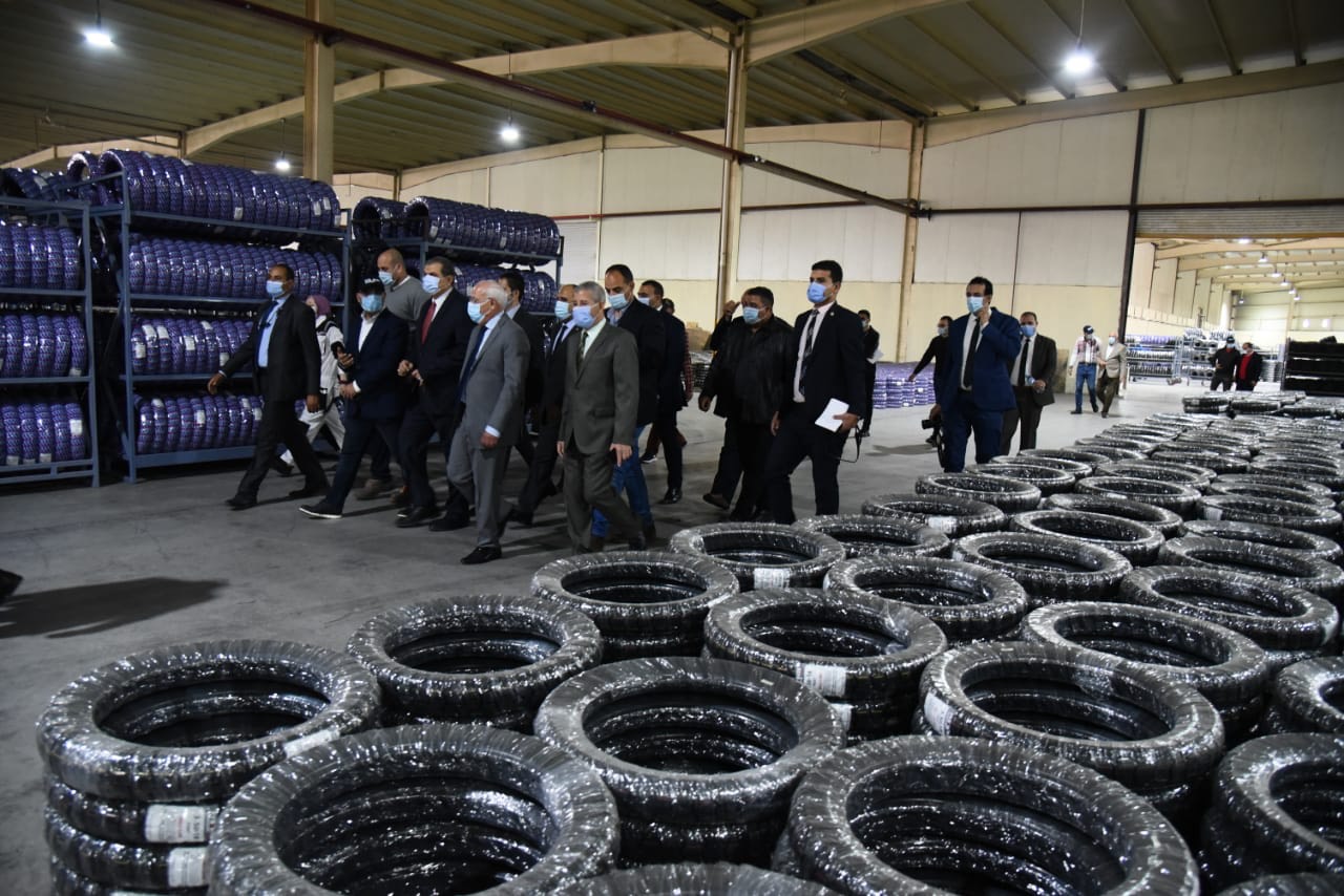 وزير القوى العاملة ومحافظ بورسعيد يتفقدان مصنع اطارات السيارات