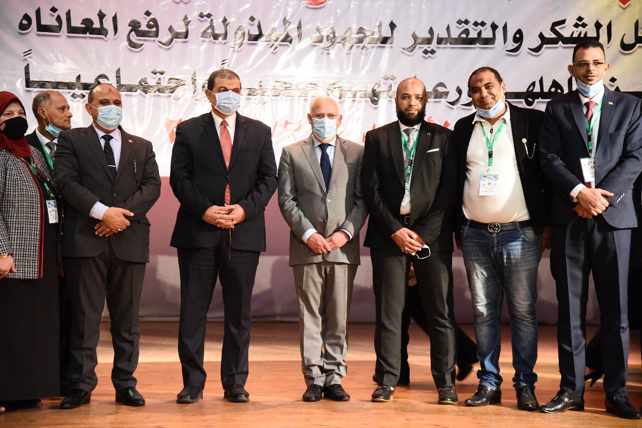 وزير القوى العاملة ومحافظ بورسعيد وعدد من العمال
