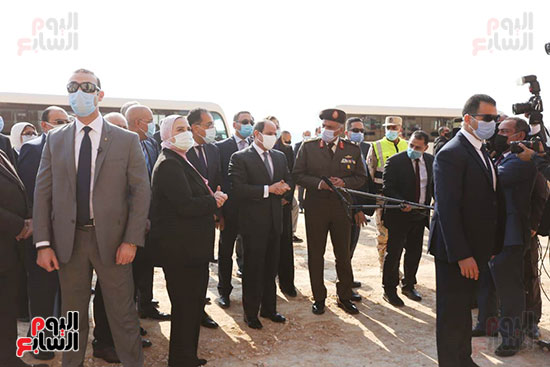 الرئيس السيسي يتفقد تطوير منطقة عزبة الهجانة (2)