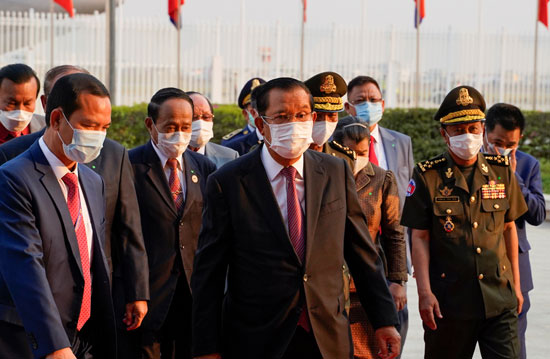 رئيس وزراء كمبوديا على رأس مستقبلى اللقاح