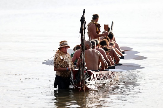 يغادر الواكا أسس معاهدة وايتانغي