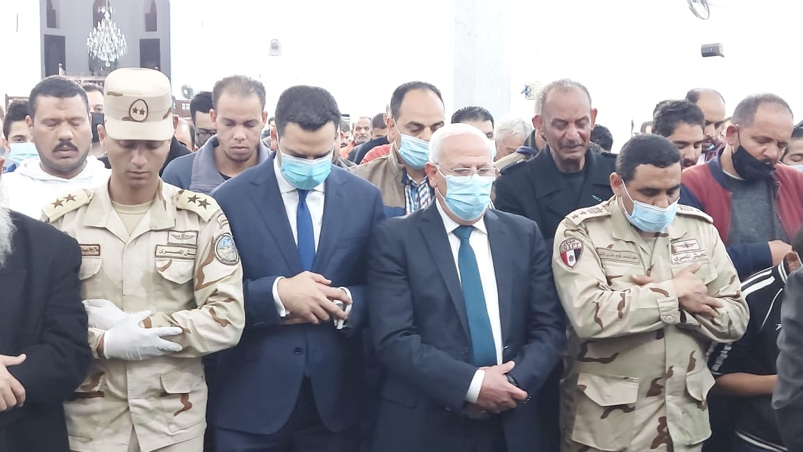 محافظ بورسعيد يتقدم المشيعين لجنازة الشهيد البطل محمود رضا (1)
