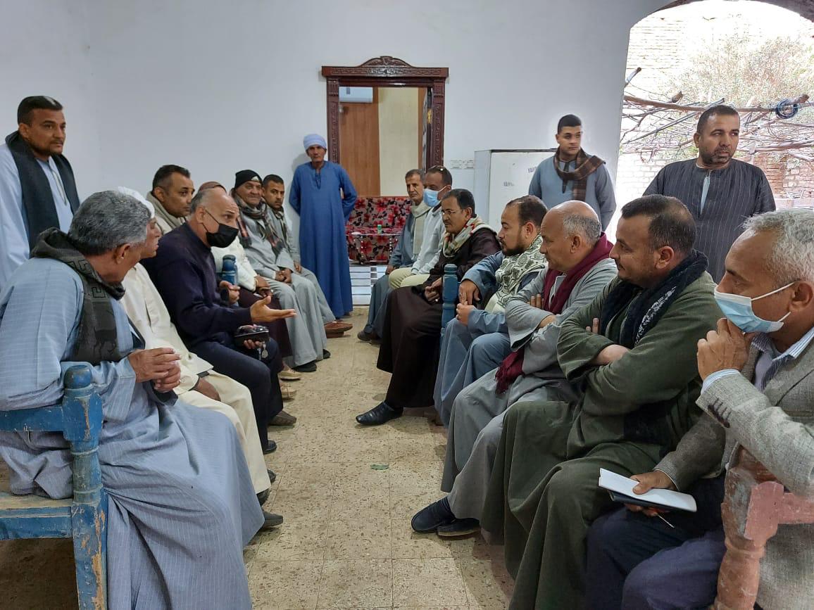 عمد ومشايخ قرية الكيمان خلال اللقاء للتعريف مبادرة الرئيس لتطوير القرى