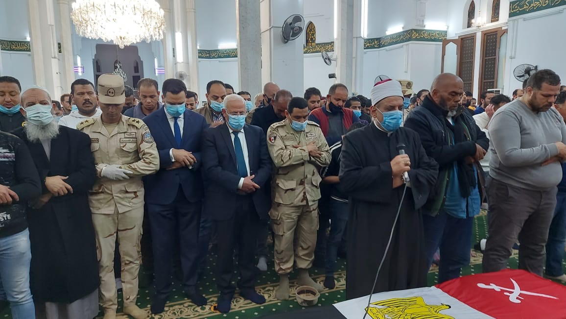 محافظ بورسعيد يتقدم المشيعين لجنازة الشهيد البطل محمود رضا (7)