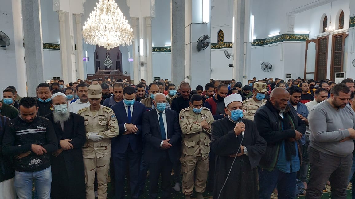 محافظ بورسعيد يتقدم المشيعين لجنازة الشهيد البطل محمود رضا (4)