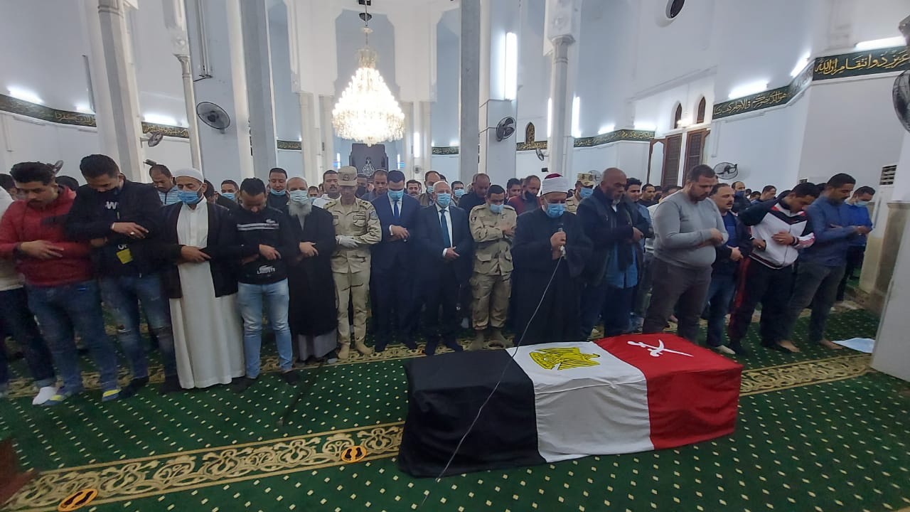 محافظ بورسعيد يتقدم المشيعين لجنازة الشهيد البطل محمود رضا (3)