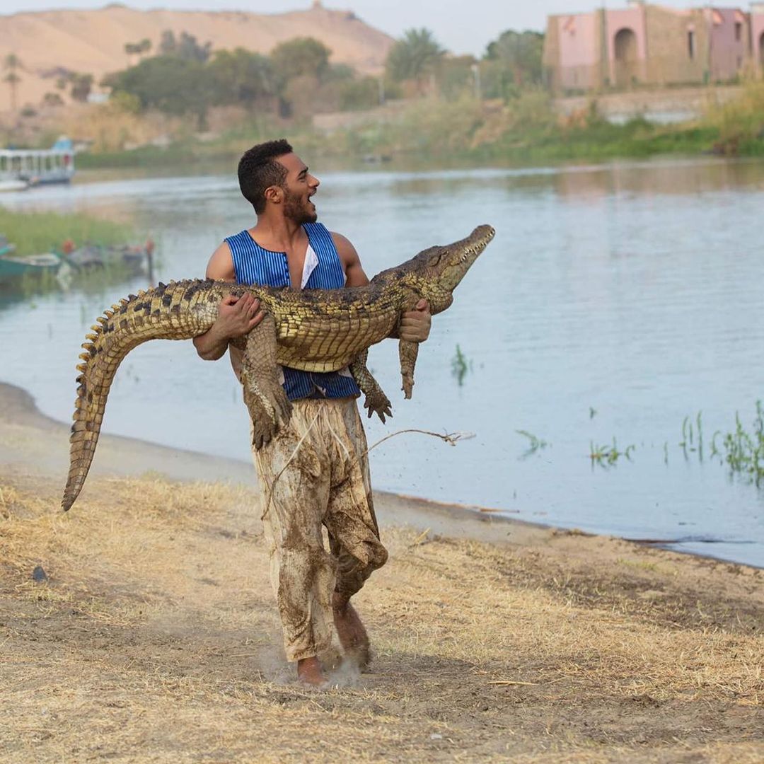 محمد رمضان يحمل تمساحًا في كواليس مسلسل موسى × 3 صور ...