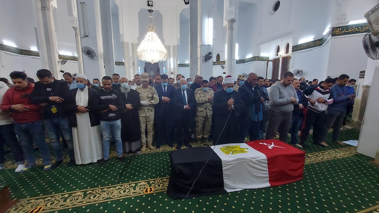 محافظ بورسعيد يتقدم المشيعين لجنازة الشهيد البطل محمود رضا (5)