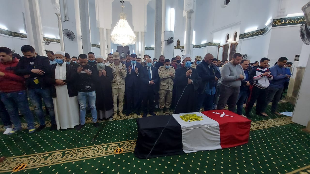 محافظ بورسعيد يتقدم المشيعين لجنازة الشهيد البطل محمود رضا (2)