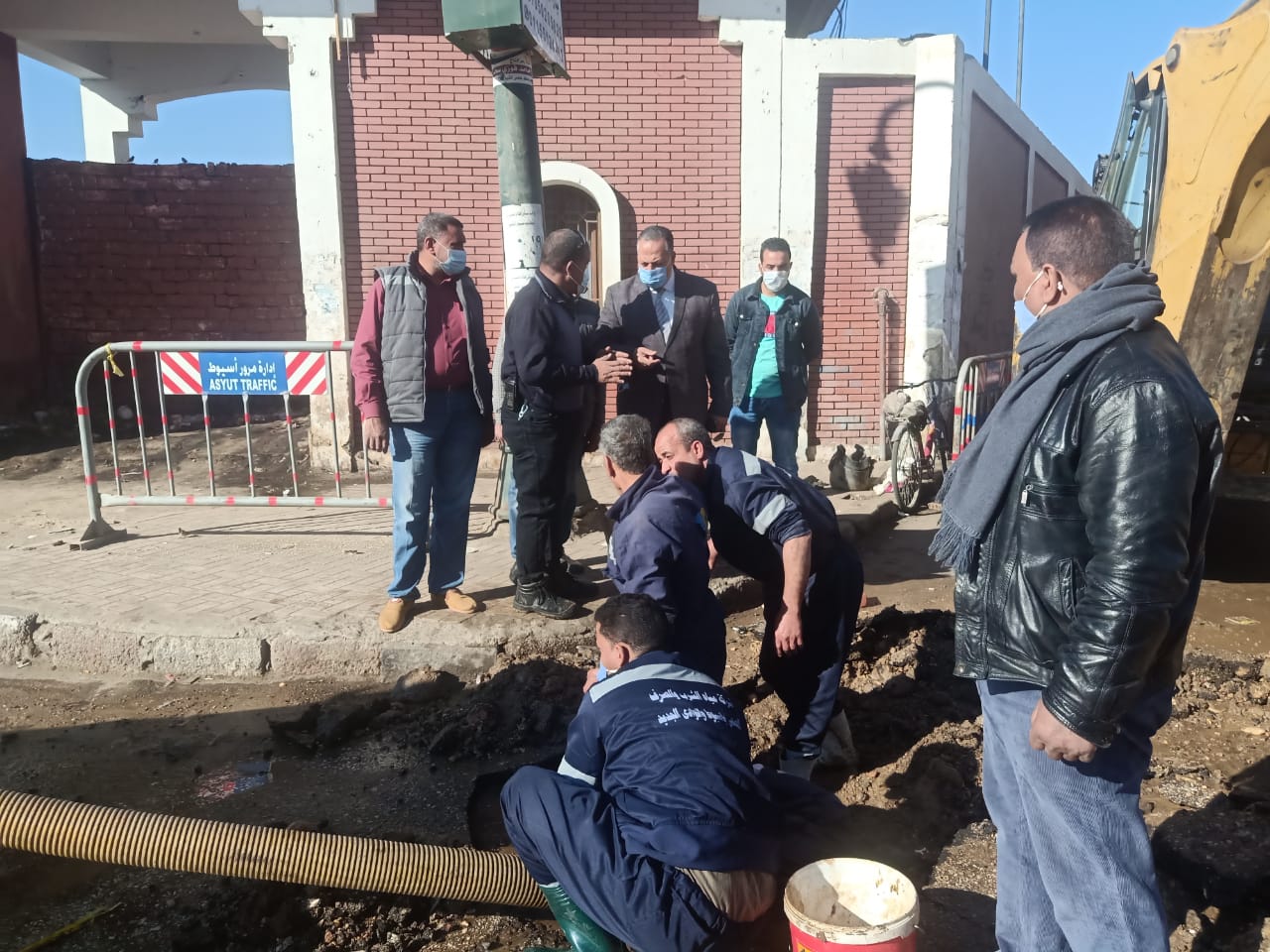 محافظ أسيوط يكلف السكرتير المساعد بمتابعة أعمال إصلاح ماسورة مياه بنفق الأزهر (9)