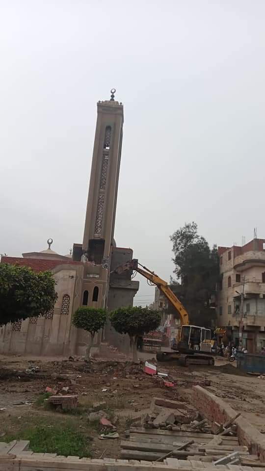 إزالة مأذنة مسجد بعد ظهور ميول فيه وشروخ  (2)