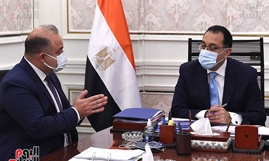 رئيس الوزراء يستعرض تقريرا حول أداء البورصة المصرية خلال (4)