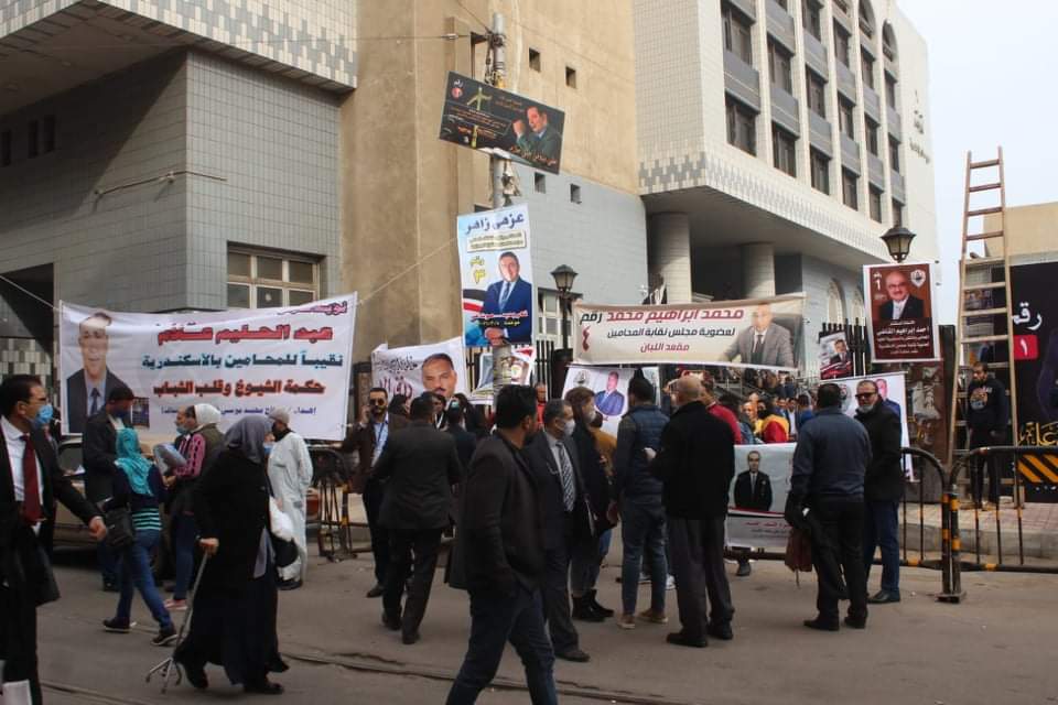 توافد المحامين على مقر الانتخابات بالاسكندرية