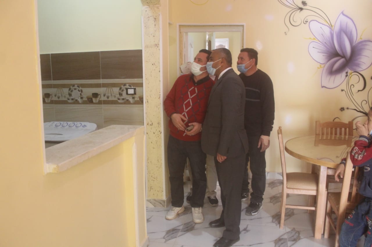 رئيس مركز ومدينة بني سويف يتفقد عدداُ  من المنازل المطورة بقرية الحماوي  (2)