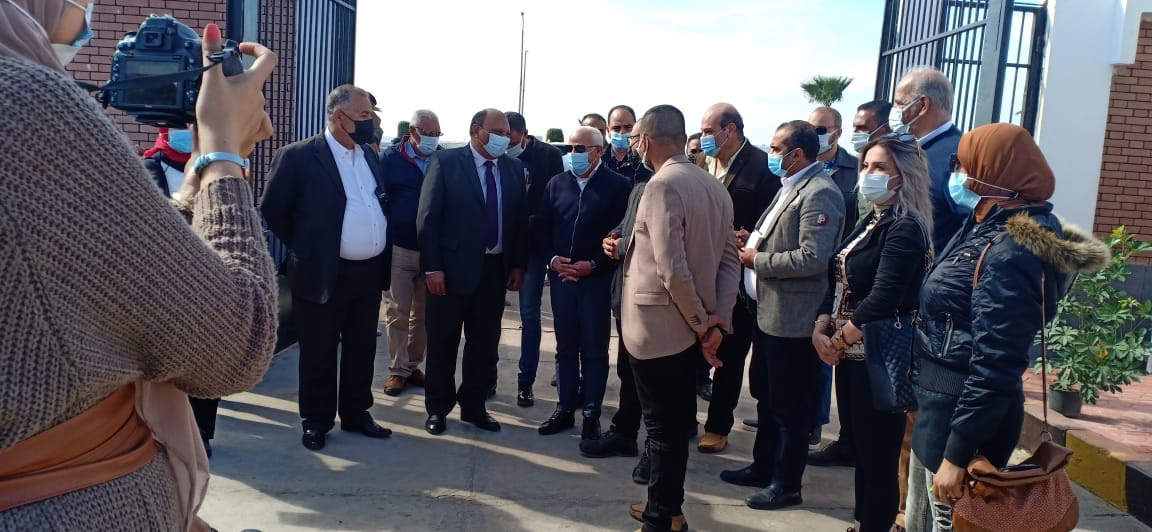 محافظ بورسعيد يتفقد محطة صرف صحى الياقوت