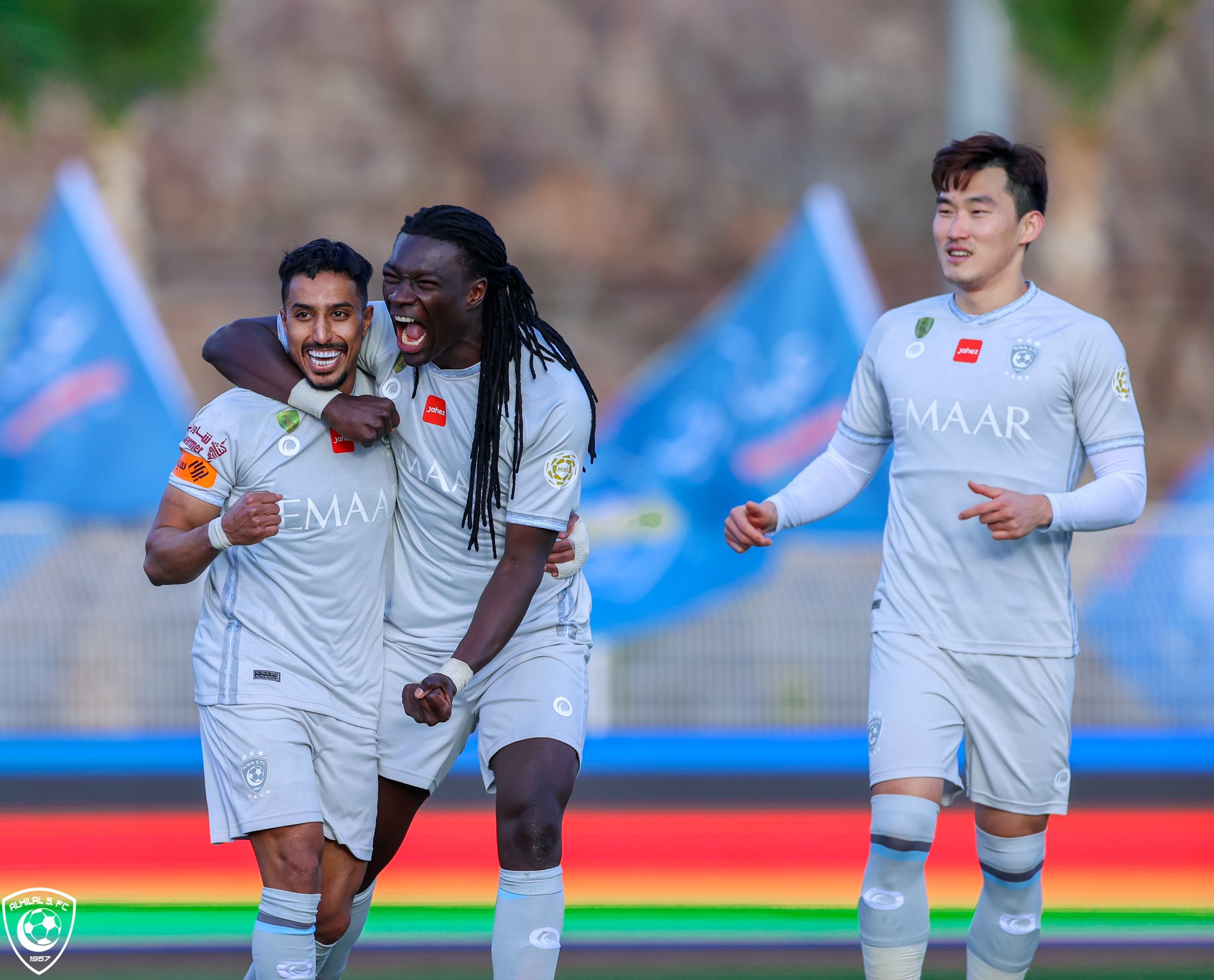 جوميز يحتفل مع لاعبى الهلال