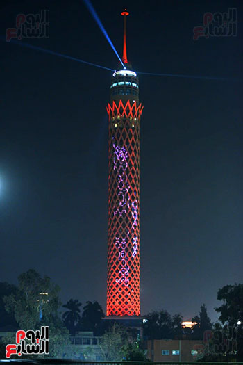 برج القاهرة يتزين بالعلم الإماراتى