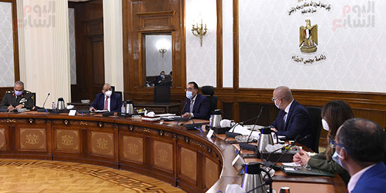اجتماع رئيس الوزراء يتابع الاجراءات التنفيذيه لمشروع تطوير القرى المصريه   (3)