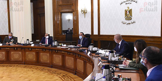 اجتماع رئيس الوزراء يتابع الاجراءات التنفيذيه لمشروع تطوير القرى المصريه   (2)