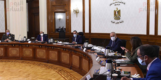 اجتماع رئيس الوزراء يتابع الاجراءات التنفيذيه لمشروع تطوير القرى المصريه   (5)