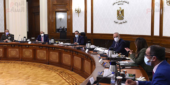 اجتماع رئيس الوزراء يتابع الاجراءات التنفيذيه لمشروع تطوير القرى المصريه   (4)