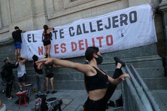 لافتات غضب لإدانة عنف الشرطة فى تشيلى