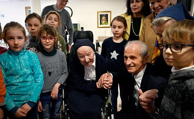أكبر معمرة في أوروبا تحتفل بعيد ميلادها الـ 117 بعد شفائها من كورونا (1)