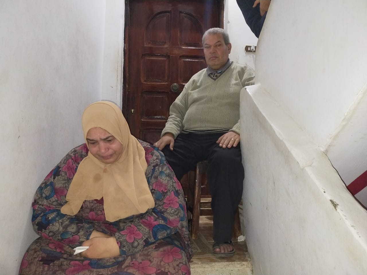 الأم والأب يتهمان ابنهما بطردهما من الشقة ويقيمون على السلم لعدم وجود مأوى أخر (2)