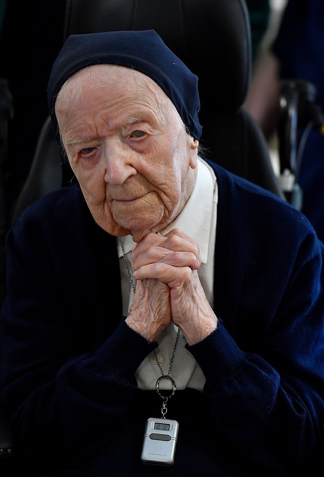 أكبر معمرة في أوروبا تحتفل بعيد ميلادها الـ 117 بعد شفائها من كورونا (2)