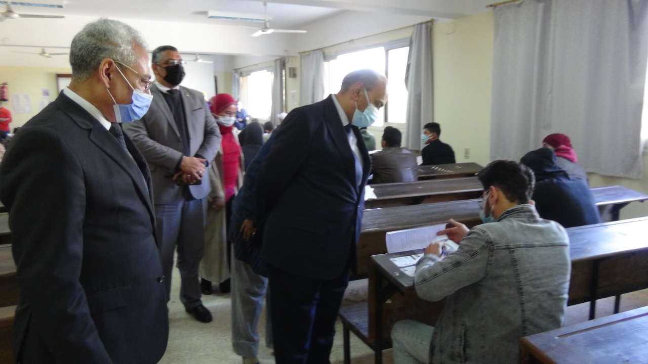 رئيس جامعة المنيا يتفقد لجان الامتحانات (7)