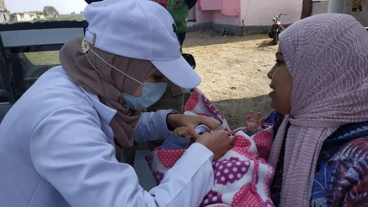 الفرق الطبية المتحركة أثناء تطعيمها الاطفال (1)