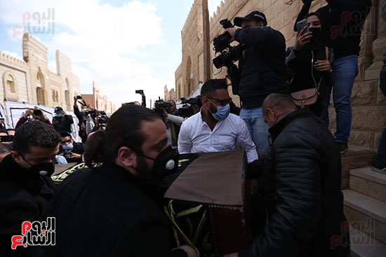 رئيس فلسطين يرسل باقة زهور لوضعها على ضريح يوسف شعبان  (14)