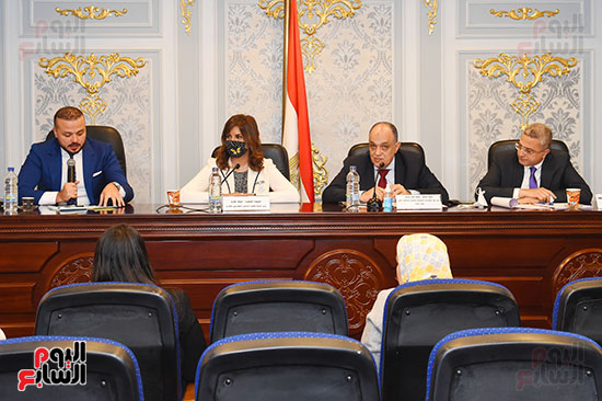 أجتماع لجنة المشروعات الصغيرة برئاسة النائب محمد كمال مرعى  (1)