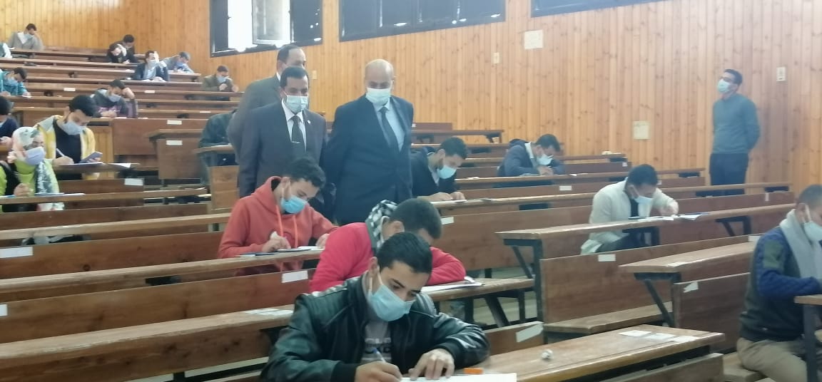 رئيس جامعة المنيا يتفقد لجان الامتحانات (6)