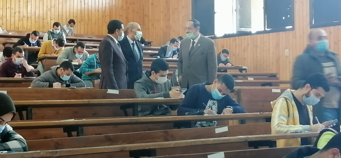 رئيس جامعة المنيا يتفقد لجان الامتحانات (3)