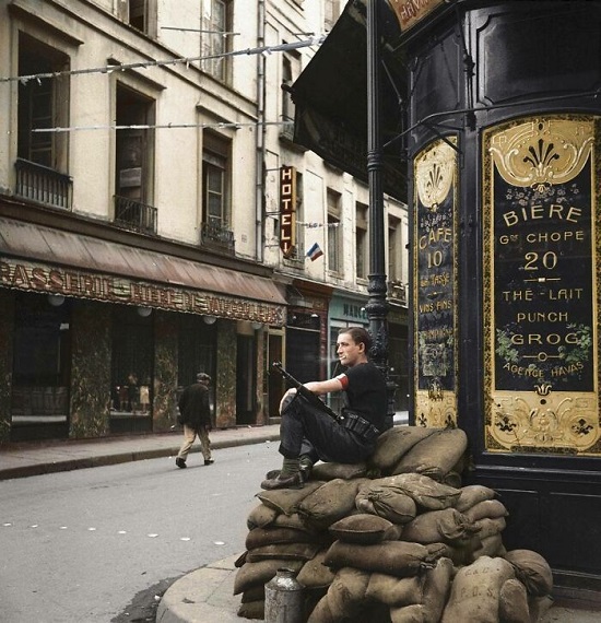 أحد أعضاء المقاومة الفرنسية أثناء تحرير باريس 1944
