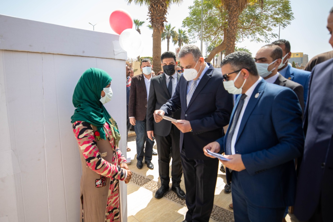 صندوق تحيا مصر يسلم الفتيات الأولى بالرعاية تجهيزات الزواج بسوهاج (1)