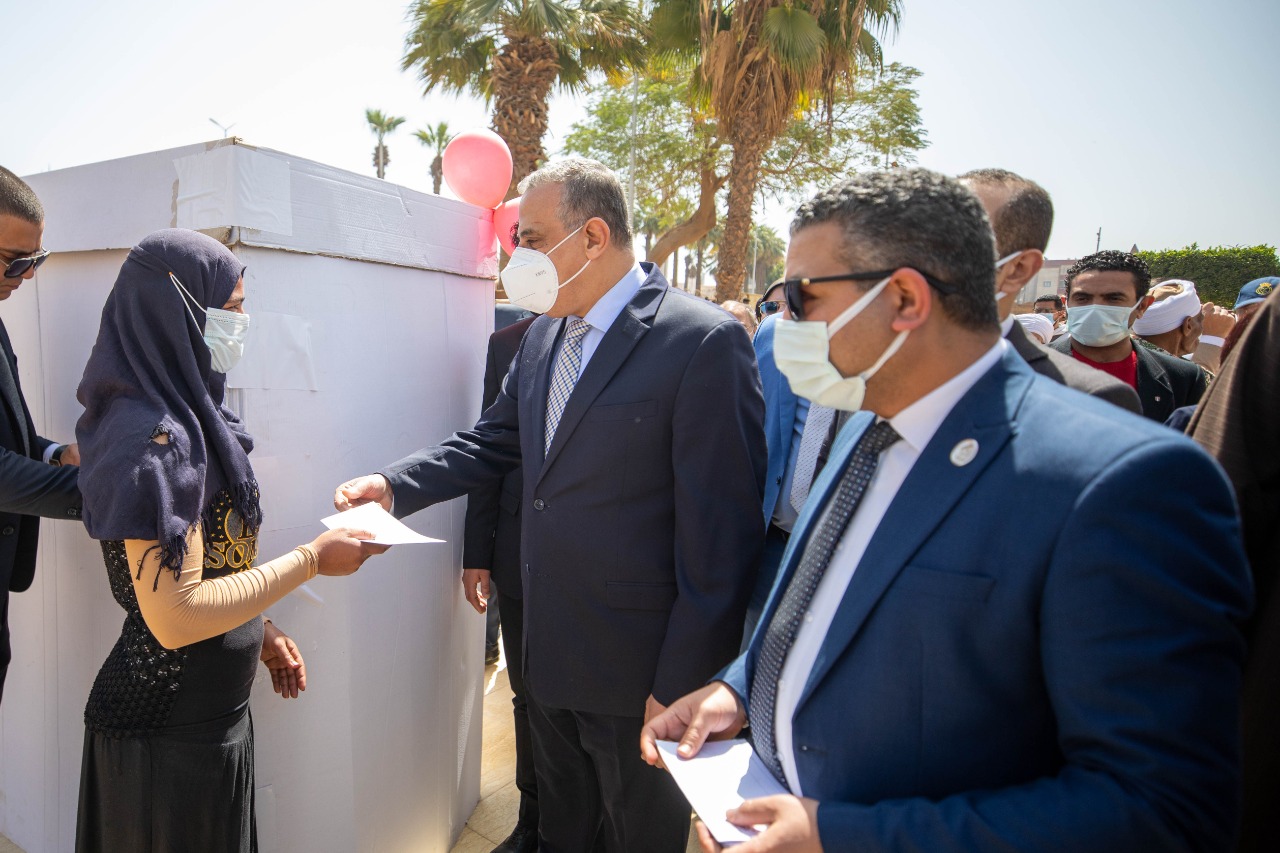 صندوق تحيا مصر يسلم الفتيات الأولى بالرعاية تجهيزات الزواج بسوهاج (2)