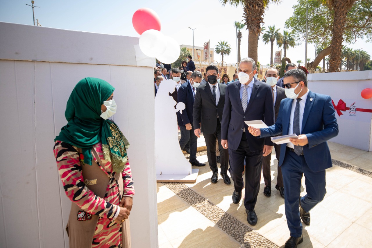 صندوق تحيا مصر يسلم الفتيات الأولى بالرعاية تجهيزات الزواج بسوهاج (6)