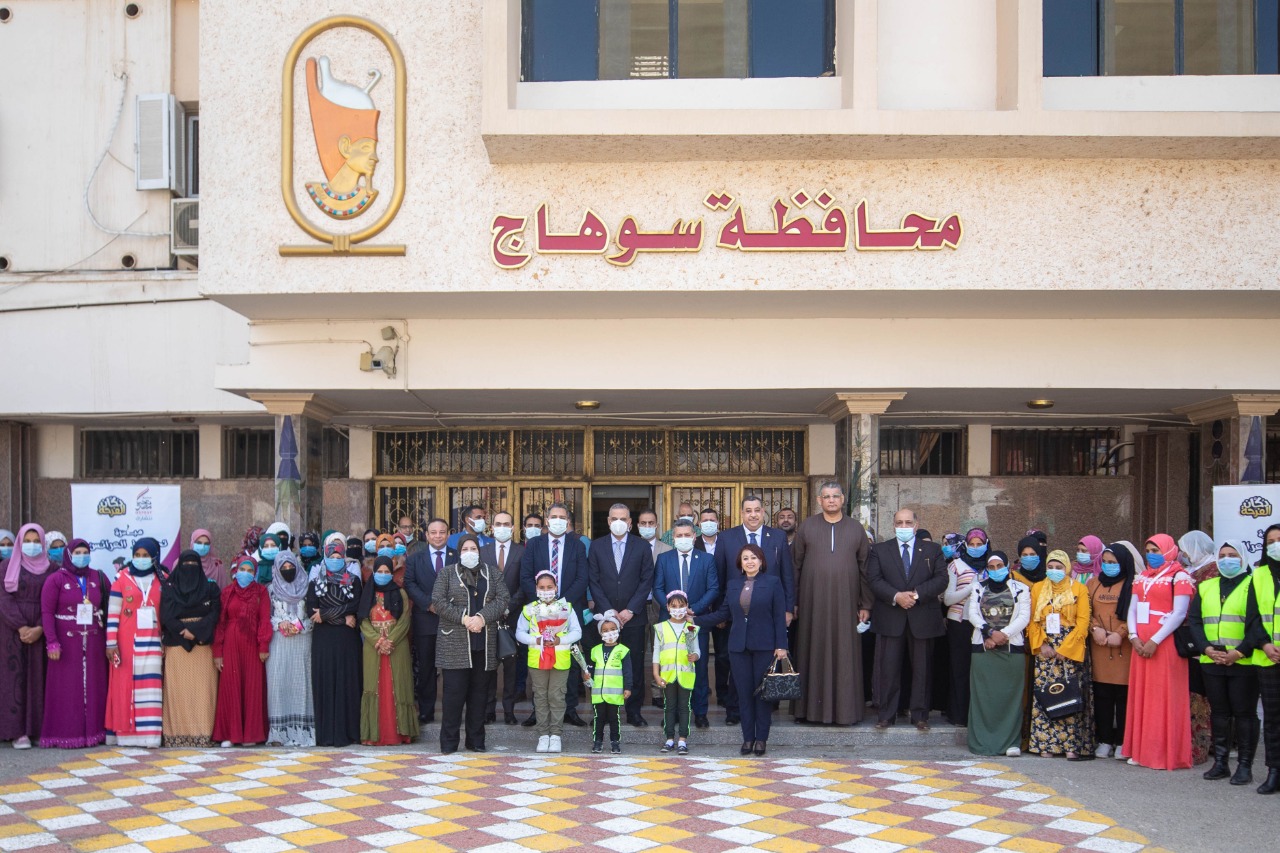 صندوق تحيا مصر يسلم الفتيات الأولى بالرعاية تجهيزات الزواج بسوهاج (5)